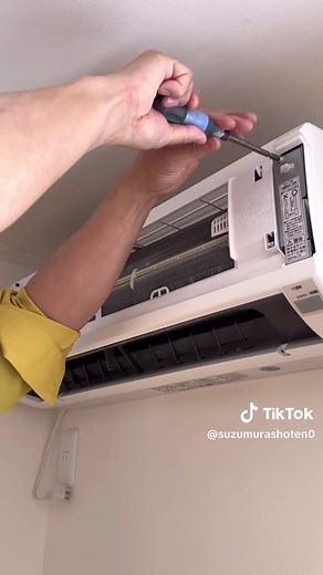 日立製エアコンのカバーの外し方です。 カバー内部もカビだらけになっている場合もあるので 外せそうな方は外して掃除するときれいになります #エアコン #エアコンクリーニング #エアコン分解 #お掃除の錫村商店 #日立製