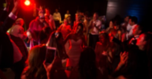 Un mire din Bihor va primi daune morale de 20.000 de euro, după ce a fost scăpat din brațe la propria nuntă