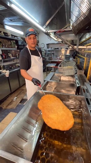 🔥 Así se arman 3 milanesas en El Antojo 🥩 Paso a paso, con producto real y sin escatimar nada. Rebozadas, bien cargadas y listas para salir gigantes, como tiene que ser. Si sos fan de la milanesa posta, este video es para vos 👇 | Restaurante "El Antojo"