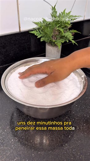 Karleane oliveira | Receitas fáceis on Instagram: "No quarto vídeo do Básico Bem Feito, eu te ensino como molhar a massa do beiju (ou tapioca) do jeito certo, pra ela ficar no ponto ideal na hora de preparar. #basicobemfeito #receitasfaceis #tapioca #beiju"