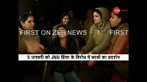 Watch : A scuffle broke out between the Delhi Police and protesters as they march towards Rashtrapati Bhawan | Zee News English