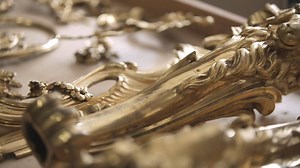 🇫🇷📽 🎞 Aujourd'hui, c'est l'atelier d'ébénisterie du château de Versailles qui vous ouvre ses portes ! Découvrez les coulisses d'un métier où précision rime avec passion ! 🔨 #VersaillesChezVous 🎥 Retrouvez toutes nos vidéos sur la chaîne YouTube du château de Versailles : https://www.youtube.com/user/chateauversailles Abonnez-vous ! #VersaillesCoulisses 🌍📽 🎞 Today, the cabinetmaking workshop of the Palace of Versailles opens its doors to you! Discover behind the scenes of a profession wh