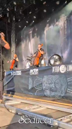 Habt Ihr Apocalyptica auf dem M'era Luna 2025 erlebt? Wie hat Euch die Show gefallen? 🖤 Unsere aktuellen Ausgaben und exklusiven Produkte bekommt Ihr in unserem Online-Shop – Link in den Kommentaren! #meralunafstvl #meraluna #meraluna2025 #apocalyptica #sonicseducermusikmagazin #sonicseducermagazine #sonicseducer (KM) | Sonic Seducer Musikmagazin