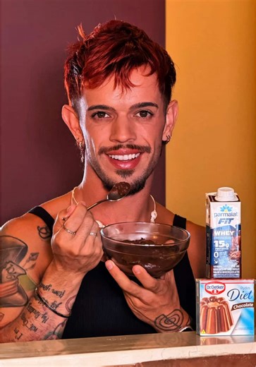 🍳COZINHA FIT🥑 Ep. 1 Estou cada vez mais cuidando da minha alimentação e as vezes bate aquela vontade de comer um docinho… o que fazer?? Nas quartas-feira estarei trazendo algumas receitas super tranquilas pra testar e quero incentivar você a comer sem pensar que “comida de dieta é horrível” Bóra lá? . Ingredientes usados: • 1 sachê de pudim diet sabor chocolate @É Doutor Ótikêr que fala! • 1 Bebida proteica @Parmalat . • Misture os dois em um recipiente até ficar bem misturado depois em fogo b