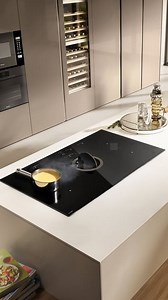 Sanfte, essentielle Wärme. Die Warming-Funktion hält Speisen auf Temperatur, erwärmt Milch und Brühe langsam und gart Saucen ohne Stress. Präzise Kontrolle, keine Überhitzung. Designed by Fabrizio Crisà Mehr erfahren auf elica.com #Elica #ElicaCooking #ExtraordinaryCooking | Elica | Facebook