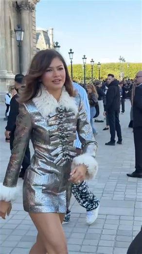 🔗: https://voguemagazine.visitlink.me/UuZcw6 Good morning to Zendaya, and Zendaya only! The star has touched down in Paris for Louis Vuitton's spring 2026 show. Discover the collection at the link above. | Vogue