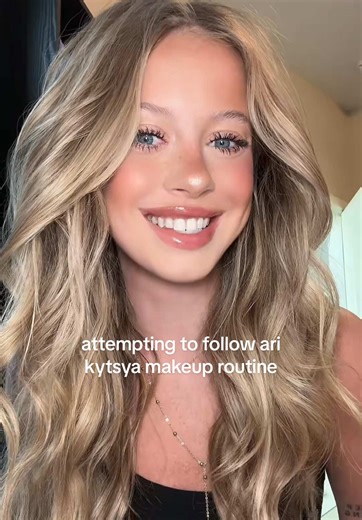 Seguiendо el tutorial de maquillaje de Ari Kytsya