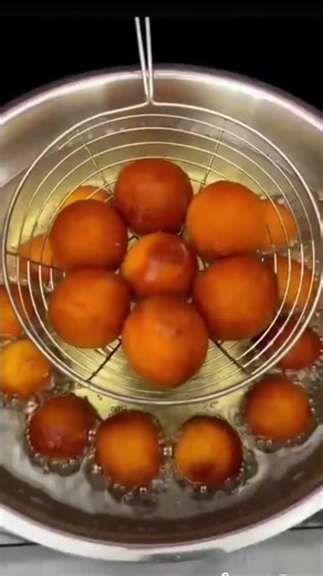 bread ke gulab jamun 😋. kafi jyada badhiya aur testi khane mein #food #gulabjamun #makinggulabjamun