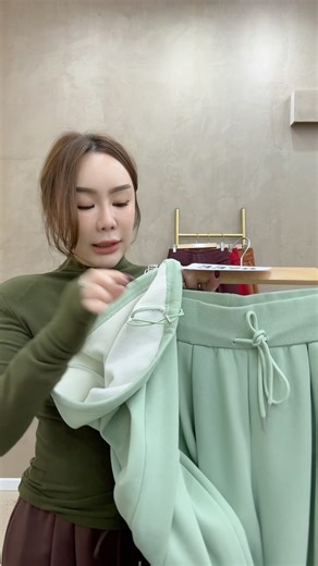 MB3370 高级时尚色系设计灵感运动裤子 RM119 WAIST:70-92CM HIP:138CM LENGTH:105CM 適合S-L身材-FREE SIZE Color：焦糖 / 薄荷绿 / 安哥拉红 / 红 / 咖 5色 优质运动棉260克面料 · 腰付弹性加棉 · 超舒适面料 高端设计 · 加棉出国单品 · 时尚感色系 高审美定纺色 · 无法抵挡的色系品质到位 · 建议多色入手 通勤休闲都妥妥的散发气质 别致品味感 · 雅致中性 低调奢华 · 低调内敛 ·低藴有气质 必如手款 · MLW独家剪裁 · 气质与颜值满分 品质简约风格 职场OL日常穿搭风格 MLW STYLE #官网下单 www.mylittlewardrobe.my/ #所有針織或毛料、麻料、棉麻商品中若有混入其他顏色的小點皆為正常 #不是瑕疵商品無法退換貨 #若無法接受請勿下單 #捷径视频区 https://www.facebook.com/mymlw/videos 喜歡的趕快到官网下單咯❤️ 數量有限🙈� 主播 💃 S码 身高156cm 體重50kg S码 肩宽 38cm 胸圍82cm 腰圍65cm 臀