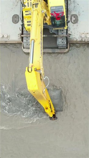 #dredging #excavator #digger #construction #komatsu #heavyequipment