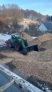 Ein #Fendt 724 mit Cargo 5X90 Frontlader im Einsatz, danke an Louis Krah für das #HandyVideo per Nachricht. | profi