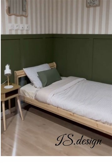 Hello, voici une chambre partagée pour enfants de 9 et 4 ans, pensée comme un cocon chaleureux Soubassement vert profond, rayures beiges et mobilier en bois clair pour une ambiance douce, structurée et intemporelle. Un équilibre parfait entre caractère et apaisement. Qu’en pensez-vous ? #marseille #decoration #roomtour
