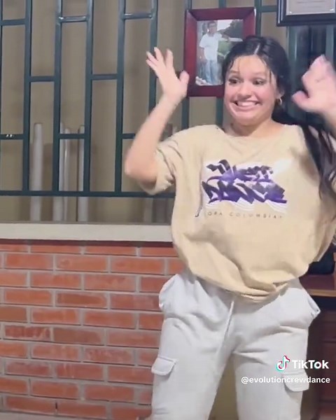 Evolution crew dance (@evolutioncrewdance) - Jaja yo no 🤣 #fail #graba #dancers #dancefail