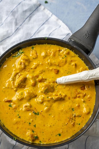 Leckere Currysahnesauce mit Hähnchenbrustfilet und Reis - eine tolle Kombination und fertig in nur 30 Minuten! 😍 ➡️ Hier gehts zum Rezept: https://www.einfachmalene.de/kostliches-curry-geschnetzeltes/ #einfachmalene #rezepte #schnellerezepte #herzhaft #lecker #einfachegerichte #einfachkochen #selbstkochen | Einfach Malene - der Foodblog