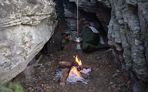 睡在1350米海拔的山洞中，开局一把刀一条狗建造营地