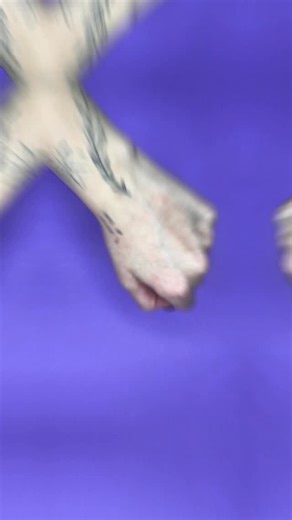 Neón sí, pero bien aplicado 💧🔦 Los Aqua Bonds Neones no fallan… si sabes cómo usarlos 😉 Solo necesitas agua y este tutorial 🎨 para lograr el glow que necesitas esta temporada. 🎃 ¡Tus fiestas no brillan sin ellos! 🛒 Disponible en nuestra tienda online: https://bit.ly/AquaBondsWeb #BrillaConBonds #HalloweenNeón #TipsDeMaquillaje | Bond's Boutique