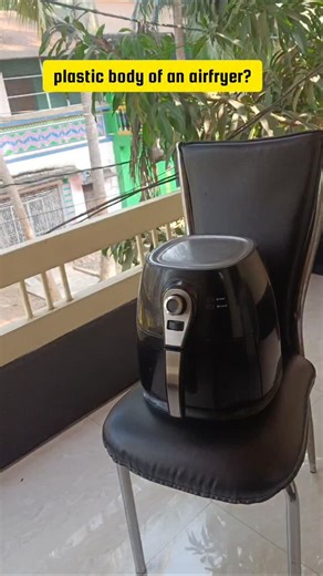 Healthy With Ravneet Bhalla on Instagram: "The Real Danger🛑 of Airfryers that Nobody Talks About Is Your Air Fryer Leaching Chemicals? 🛑 The Non-Stick Truth! Bahar ki plastic body se darr lagta hai? Asli khatra toh andar chhupa hai!"Non-stick coating tab khtarnak banti hai jab us par 'scratches' aa jayein. Inhi dararo se nikalty hain 'forever chemicals' jo heat hone per risky ho sakte hai. "Khane ko directly non-stick se touch na hone dein , airfryer fridnley utensils use kare, aur temperature