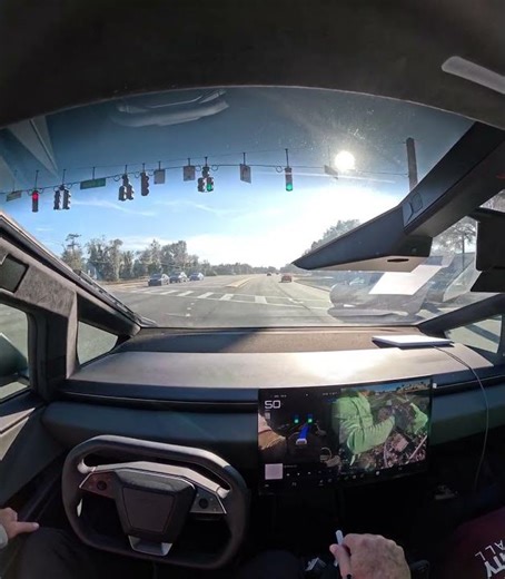 Cybertruck FSD V14.2.2.5-See the blue line. I felt it move to prepare to respond to incoming car.