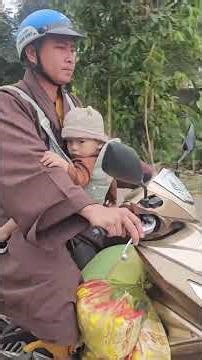 Teacher Minh Duy came to donate rice, like other essential supplies, to those in difficult circum...