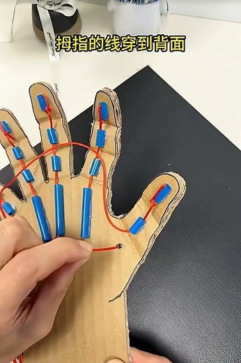 How to make a movable hand 🤚 from cardboard in home