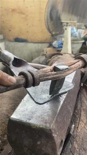 Traditional cutting method #medievalblacksmith #craftsmanship #anvilwork