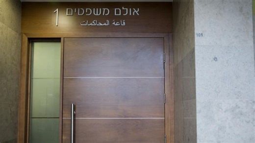 חסר תקדים: 31 שנות מאסר לרופא שאנס את בנותיו במשך שנים - i24NEWS