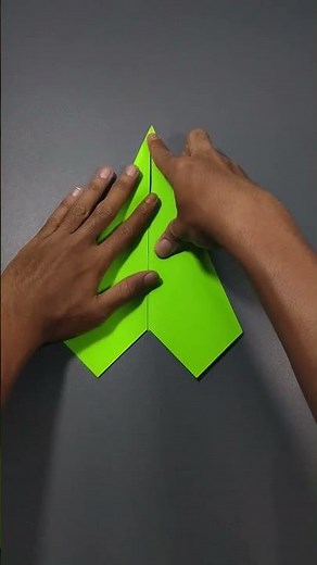 Comment fabriquer un avion en papier qui flotte dans les airs à 830 pieds