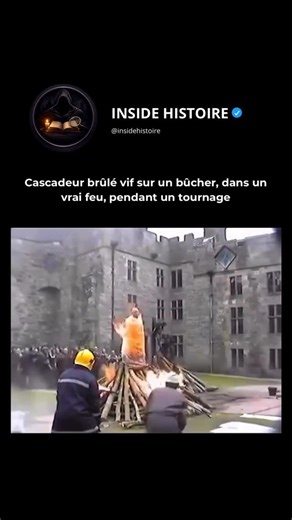 Inside Histoire on Instagram: "En 2005, lors de la production de la mini-série de la BBC The Virgin Queen, le coordinateur des cascades Lee Sheward a réalisé une cascade extrêmement dangereuse où il était brûlé vif. La scène représentait une exécution historique sur le bûcher, nécessitant que Sheward soit enflammé alors qu’il était attaché à un poteau en bois. La cascade a été méticuleusement planifiée et exécutée avec de multiples mesures de sécurité. Sheward était enduit d’un gel ignifuge prot