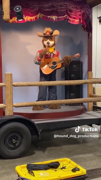 Animatronic Dog Sings Five Nights At Freddys 😱 We were playing in the sand! #animatronics #fivenightsatfreddy #fnaf #creepy #fivenightsatfreddys #wewereplayinginthesand