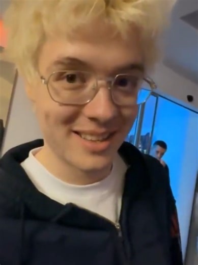 Стеклянная спальня над бассейном и стримеры