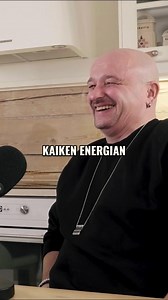 Mitä ny taas? Hintsanen Tässä vierasjaksossa Hintsasten kahvipöytään istuu sekä Varpun että Samin läheinen ystävä, näyttelijä Miia Selin. Mikä tai mitä on kultainen löylykauha? Miksi näyttelijät useimmiten pariutuvat näyttelijöiden kanssa? Onko Miia Selin se ystävä jolle kannattaa soittaa jos haluaa kuulla itsestään vain kultahippujauhoissa kuorrutettuja hyvyyksiä? Entä mikä Varpun mielestä tekee ”Misusta” erityisen hyvän ystävän? Jaksossa keskustellaan myös rehellisenä peilinä olosta ystävyydes