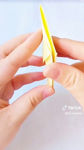 Origami paper flowers vase. Simple handmade small vase #daily #Handmadepartner #Handmadevase #Origamivase #Vaseorigami #Vaseorigamitutorial #handworked #papervase