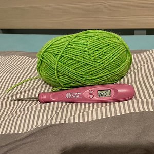 275 reactions · 65 shares | Crocheters! 臨 It’s time to stop losing your count and unraveling hours of hard work. Counting Crochet Set allows you to keep track of stitches and rows independently by simply clicking the buttons on the handle. Get yours here  everything-crochet.com/products/counting-crochet-set | Everything Crochet | Facebook