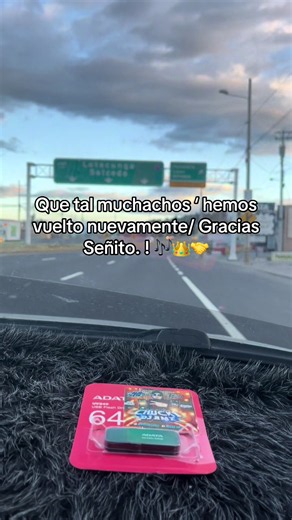 Entrega de USB de 64GB cargados con videos y audios
