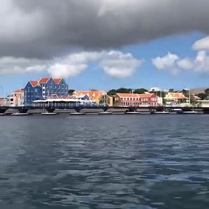 Curaçao’s Queen Emma Bridge is a floating pontoon pedestrian bridge that moves! 🇨🇼 🌴🌊 https://bit.ly/2R0UpOb | URComped