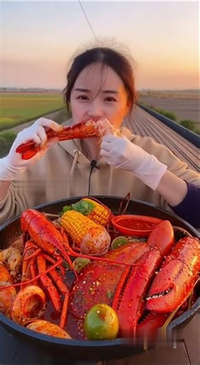 Pretty Lady ASMR 🦀🔥 | BIG Spicy Seafood on Train Roof 🚆 | No Talking #Shorts