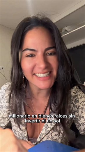 Triny Calleja Brokersita on Instagram: "🔴 ¿MILLONARIOS SIN UN SOL? A costa de dejar a abuelos en la calle. El caso de Don Mario (96 años) rompe el corazón. Perdió la casa de toda su vida por confiar en la “Corporación Revasa” (Hermanos Vassallo Zagal). ⚠️ ¿Cómo funciona la estafa? 1. Buscan terrenos saneados de personas mayores. 2. Ofrecen “canje”: Tu terreno a cambio de departamentos en el futuro edificio. 3. Te hacen firmar la transferencia de propiedad antes de construir. 4. Usan TU terreno 