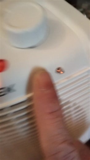 El caloventor es de 2000 watts por lo tanto tuve que usar tres diodos invertidos puestos en paralelo. Los diodos son 10A10 y están puestos en la entrada de la ficha por lo tanto también el ventilador quedó adentro de la corriente invertida y tuve que desconectarlo y ponerlo directo para que funcione ya que los diodos no solo recortan el semiciclo positivo sino que te entregan la mitad de la potencia y el ventilador no funciona así. El resultado fue sorprendente, ahora el caloventor calienta mi c