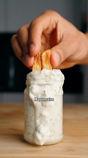 Ob als Basis für Salate 🥗 , Dips oder Sandwiches 🥪– mit diesem Rezept kannst du ganz einfach eine vegane Mayonnaise zaubern und sie direkt in eine aromatische Remoulade verwandeln. 🍽️Portionen: 350 ml Mayonnaise | 🔥Schwierigkeitsgrad: einfach 🧾ZUTATEN Für die Mayonnaise: 100 ml Pflanzenmilch (z. B. Sojamilch – wichtig: ungesüßt!) 200 ml neutrales Pflanzenöl (z. B. Avocado-, Raps- oder Sonnenblumenöl) 3/4 EL Senf (mittelscharf oder Dijon) 1 EL Zitronensaft oder Apfelessig 1/2 TL Salz Zusätze
