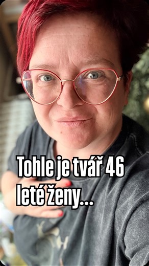 Esence rituálu | rituální mentoring a aromaterapie on Instagram: "Vítám vás v novém roce a začneme trochu z vostra…. Bez příkras, úprav, prostě realisticky, autenticky… na nic si nebudeme hrát a nic si nebudeme nalhávat…. To jsem já…. Takhle vypadám. Mám vrásky kolem očí i od smíchu, mám kruhy pod očima a víčka mi začínají padat dolů…. Dost často se vzbudím a mám na hlavě diskotéku a kdybych si je nebarvila, byla bych tu skutečně šedá jak babička… 😁🙏🏻 Mě to ale vůbec nevadí a víte proč? Je to