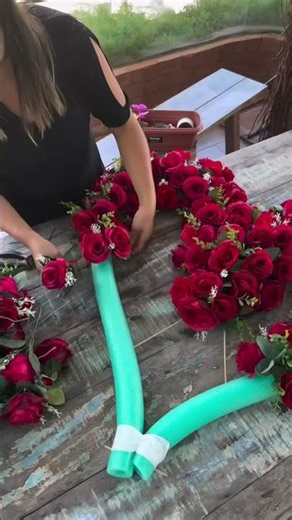Criando um coração com rosas artificiais e macarrão de piscina ❤️