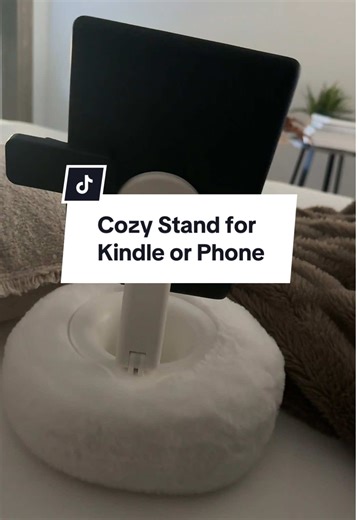 If your New Year’s resolution is to read more add this fluffy donut kindle stand to your cart! I use it for my kindle but you can attach your magnetic phone to it as well! Perfect to lay in bed or on the couch! #bookish #booktok #kindleunlimited #kindlegirlie #tiktokshop