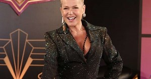 Xuxa, 60, dá lição de estilo com decote e minissaia