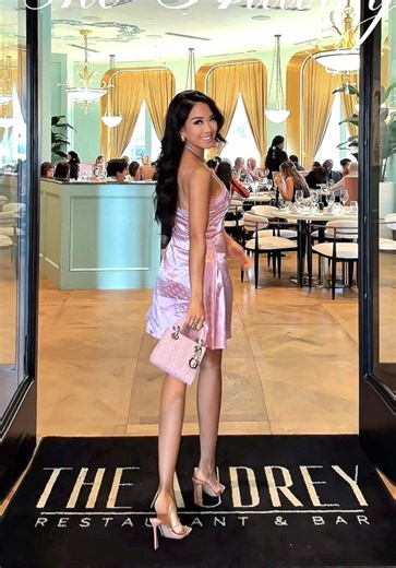 Dinner at @TheAudreyRestaurant Post Oak and the entire experience was divine ✨ Stunning interiors, impeccable service, beautiful cocktails, and not a single miss at the table 🌟 Here’s what we ordered ~ Cocktails 🍸 Rose Water Lemon Drop Coffee With The Stars Starters 🦪 East Coast Oysters Jumbo Poached Shrimp Mains 🥩 Truffle Ribeye Pan Seared Chilean Sea Bass Spaghetti Al Pomodoro Sautéed Spinach Mac & Cheese Dessert 🥄 Audrey’s Chocolate Layer Cake Mascarpone Cheesecake Perfect for brunch, da