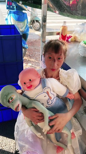 #上热门 Both dolls feel so ugly. Today, I bought another alien. 二人の人形はどうしてあんなに醜いと思うのか、今日また宇宙人を買った#热门话题 #原创视频 #魔法泥巴 @抖音小助手