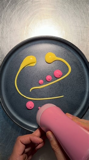 Why plate like everyone else… when your food can 𝐬𝐭𝐞𝐚𝐥 𝐭𝐡𝐞 𝐰𝐡𝐨𝐥𝐞 𝐬𝐩𝐨𝐭𝐥𝐢𝐠𝐡𝐭? In my kitchen, plating isn’t decoration — it’s 𝐜𝐢𝐧𝐞𝐦𝐚𝐭𝐢𝐜 𝐬𝐭𝐨𝐫𝐲𝐭𝐞𝐥𝐥𝐢𝐧𝐠. The plate becomes your stage, the colors your mood, the flavors your plot twist… and 𝐘𝐎𝐔? The director of delicious drama. 🎬✨ Here are 𝟕 𝐩𝐥𝐚𝐭𝐢𝐧𝐠 secrets that instantly turn any dish into main-character magic 👇🔥 Color Highlights: 💗 𝐁𝐞𝐞𝐭𝐫𝐨𝐨𝐭 𝐏𝐚𝐜𝐡𝐚𝐝𝐢 💛 𝐓𝐞𝐦𝐩𝐞𝐫𝐞𝐝 𝐘𝐨𝐠𝐡𝐮𝐫