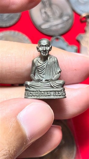 รูปหล่อหลวงพ่อเกษม เขมโก ปี 2535 เนื้อ นวโลหะ ผิวพลายเงิน ก้นหนู
