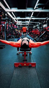 🔥 The RIGHT Way to Do Chest Dumbbell Flyes • 💡 Keep a slight bend in your elbows — don’t lock them. • 🎯 Focus on stretching the chest, not moving the arms only. • 🟢 Stay within your shoulder line (don’t go too wide). • ⬆️ Lift with control to fully contract the upper chest. • ❗ If your shoulders are taking over → reduce weight and slow the reps. Follow me for more 💥 #chestday #chestworkout #upperchest #gymtips #mokbelfit #fitnesscoach #hypertrophy #gymform #dubaipersonaltrainer #bodybuildin