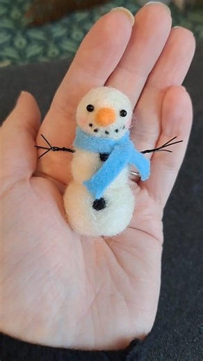 It's Tutorial Thursday! Today we are making a snowman! Super easy to follow along tutorial to make a little snowman and felt scarf ⛄️ You can make this snowman with just your core wool too for a little rustic christmas decoration or gift! Or you can use any white felting wool you have, preferably carded as much easier to felt shapes with than merino. This is part one, in part two we will be making arms and scarf 💕 Part 2 coming very soon! Check my page for more tutorials ✨️ Thankyou 🥰 #christm