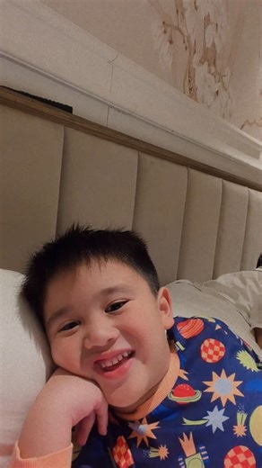 Citra Kirana on Instagram: "Semalem liat papa nya kasih tas padel ke aku , langsung athar juga gamau kalaah mau kasih tas flamingo (karna warna pink) buat akuu….hihii tapii pake uang mama dulu yaa🤭🤣 gemees mas masyaAllah ♥️✨"